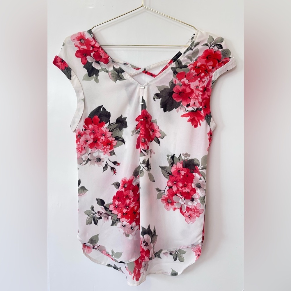 Dynamite| Y2K Silky Floral Cap Sleeve V-Neck Blouse in Red, Pink & Black Size XS